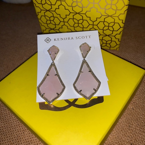 Kendra Scott Jewelry - NWT! Kendra Scott Alexa Earrings in Gold &🌹Quartz